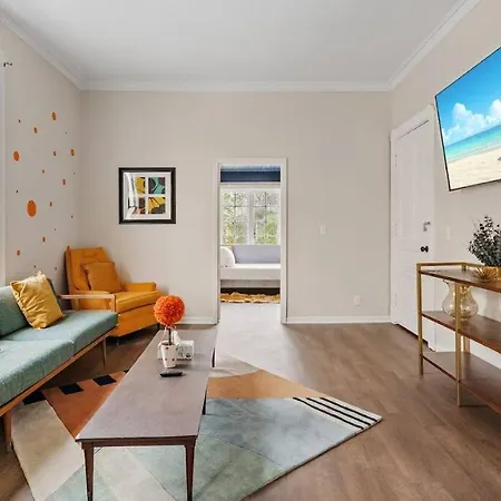 3Br City Chic Modern Apt - Central Location